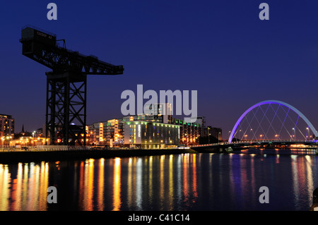 Finnieston Crane und Clyde Arc Bridge bei Nacht, Glasgow, Schottland Stockfoto