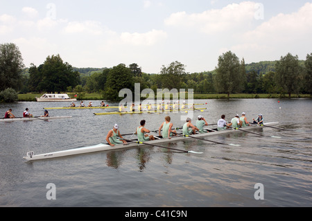 8-Mann-Ruderboote bereiten ein Rennen bei der Royal Henley Regatta starten Stockfoto