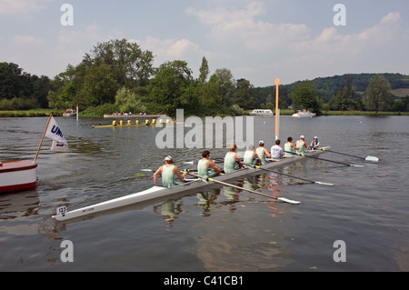 8-Mann-Ruderboote bereiten ein Rennen bei der Royal Henley Regatta starten Stockfoto