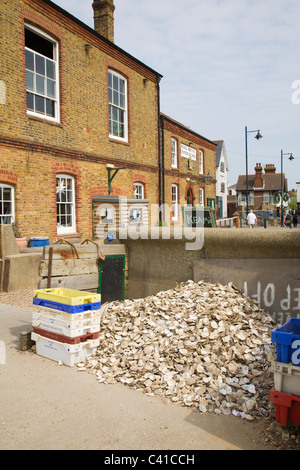 Ein riesiger Haufen von Austernschalen außerhalb des Royal Native Oyster Geschäften Restaurants in Whitstable, Kent. Stockfoto