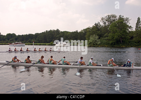 8-Mann-Ruderboote bereiten ein Rennen bei der Royal Henley Regatta starten Stockfoto