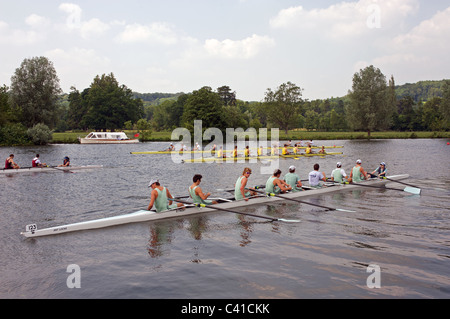 8-Mann-Ruderboote bereiten ein Rennen bei der Royal Henley Regatta starten Stockfoto