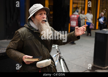 Ältere Mann predigte Christentum in Buchanan Street, Glasgow, Schottland, England, UK Stockfoto