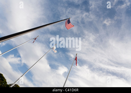 Perl Harbor Fahnenmasten. US-Flagge und der Marine, der Armee und der Marine Corps gegen einen hellen Himmel von Hawaii. Stockfoto