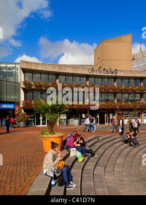 Chamberlain Square im Stadtzentrum von Birmingham mit dem Central Library-Gebäude im Hintergrund Stockfoto