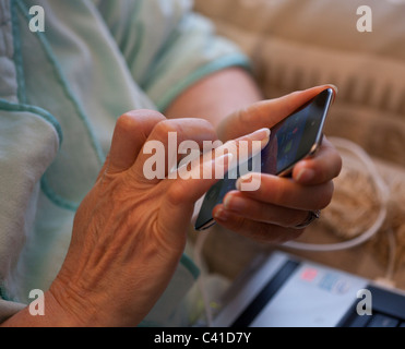 Arbeiten einen Ipod Touch. Eine Frau benutzt einen Ipod Touch. Stockfoto