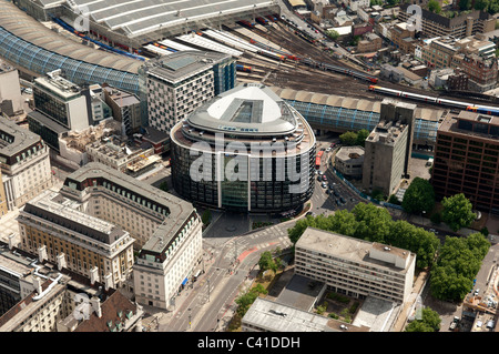 Das Park Plaza Hotel Westminster Bridge London aus der Luft. Stockfoto