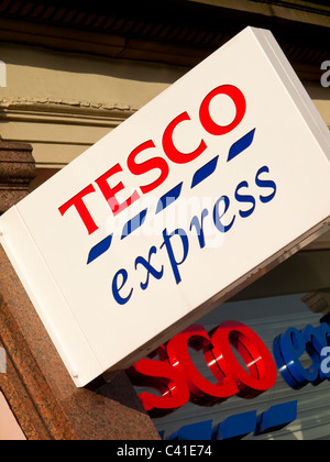 Tesco Express Schild einen lokalen Supermarkt in Großbritannien Stockfoto