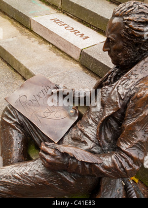 Statue von Thomas Attwood Ökonom und Gründer von The Birmingham Political Union in Chamberlain Quadrat Birmingham England UK Stockfoto