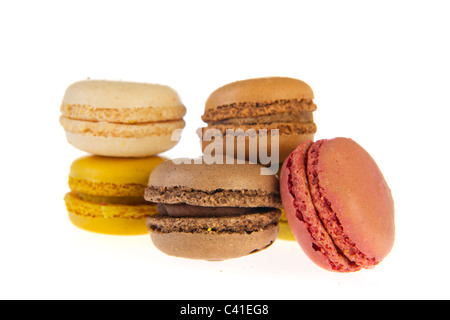 Bunte französische Macarons isoliert auf weißem Hintergrund Stockfoto