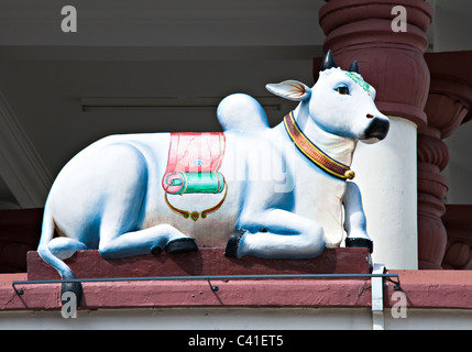 Heilige Kuh Skulptur auf einer Außenwand der Hindu Sri Mariamman Temple Chinatown Republik Singapur Asien Stockfoto