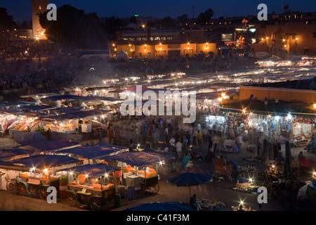 Anbieter am Platz Djemaa al Fna in der Abenddämmerung Stockfoto