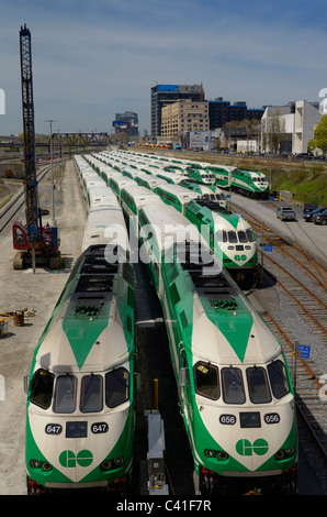 GO Transit Pendler Waggons aufgereiht auf downtown Toronto Tracks warten Hauptverkehrszeit beginnen Stockfoto