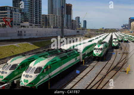 Klicken Sie Bahn commuter Railroad cars aufgereiht auf Downtown Toronto Titel warten in die Union Station für Rush hour zu kommen Stockfoto