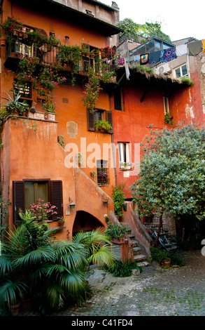 Alten italienischen Traditionshaus gemalt in Ocker - Via Del Pellegrino, Campo di Fiore, Rom Italien Stockfoto