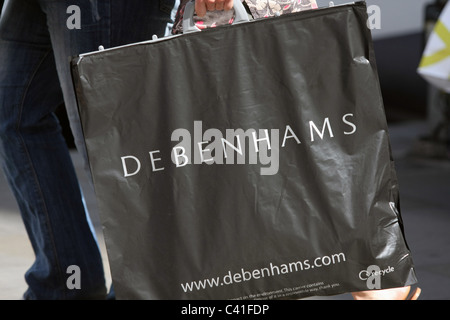 Ein Debenhams Plastiktüte in London durchgeführt werden Stockfoto