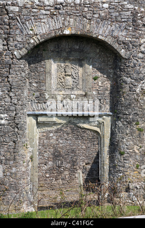 Eingang zum Oxwich Burg, zeigt Sir Reis Mansel Mantel von Arm, Gower Halbinsel, Süd-Wales, UK Stockfoto