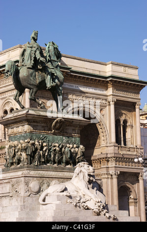 Das Reiterdenkmal und die Einkaufspassage, gewidmet dem italienischen König Vittorio Emanuele II in Mailand Stockfoto