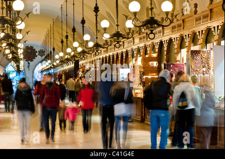 Leute, die Einkaufsmöglichkeiten für Souvenirs in Sukiennice, Altstadt, Krakau, Polen Stockfoto