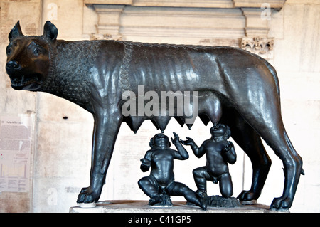 Das Symbol des Rom - etruskische Bronze Statue der kapitolinischen Wölfin mit Zwillinge Romulus und Remus im Kapitolinischen museum Stockfoto