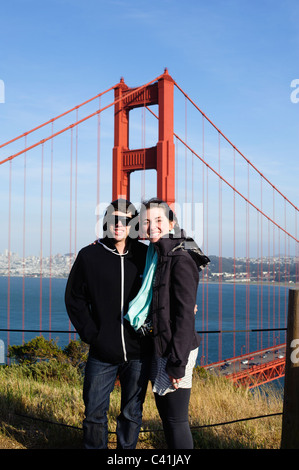 Zwei junge Menschen vor der Golden Gate Bridge an einem kalten Frühlingstag in San Francisco Stockfoto