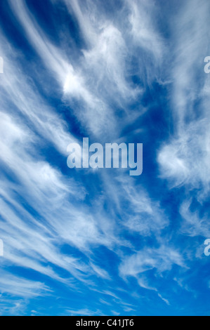 Cirruswolken am blauen Himmel genannt Cirrus-Himmel. Stockfoto