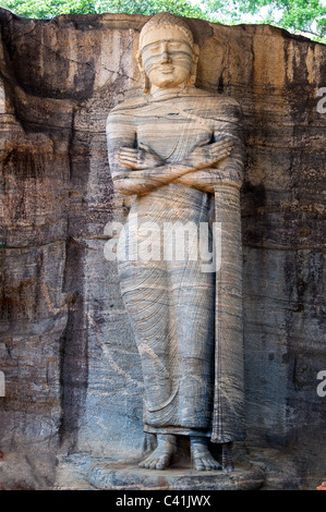 7 Meter stehend Buddha geschnitzt in Granit Gal Vihara Polonnaruwa kulturelle Dreieck Sri Lanka Stockfoto