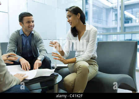 Arbeitskollegen diskutieren Stockfoto