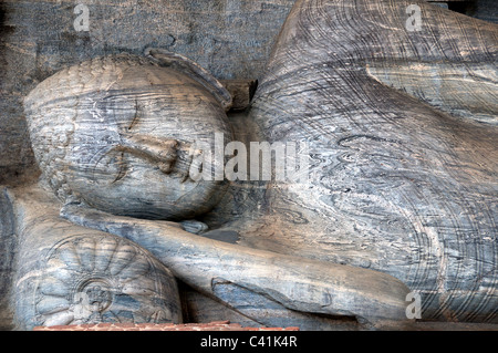 Kopf und Schultern des liegenden Buddha geschnitzt in Granit Gal Vihara Polonnaruwa kulturelle Dreieck Sri Lanka Stockfoto