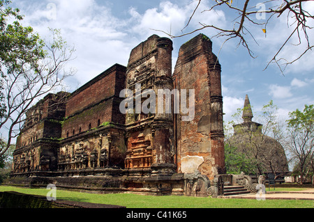 Lankatilaka Tempel im Vordergrund Kiri Vihara Stupa hinter Polonnaruwa kulturelle Dreieck Sri Lanka Stockfoto