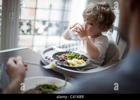 Kleinkind Jungen Glas Wasser trinken Stockfoto