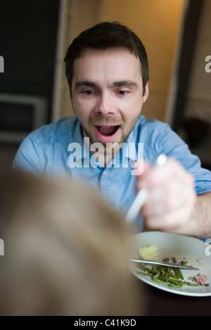 Vater Fütterung junges Kind beschnitten Stockfoto