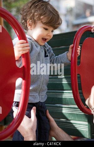 Kleinkind Jungen auf Spielplatz spielen Stockfoto