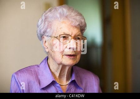 Porträt der 91 Jahre alte Frau in ihrer Wohnung Stockfoto