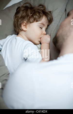 Kleinkind Jungen schlafen neben Vater, beschnitten Stockfoto