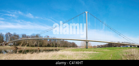 Glacis Fußgängerbrücke (1995) in Minden, die Weser überqueren. Die Hängebrücke ist 177 m lang. Stockfoto