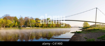 Glacis Fußgängerbrücke (1995) in Minden am Morgen.  Die 177 Meter lange ist Hängebrücke die Weser überqueren. Stockfoto