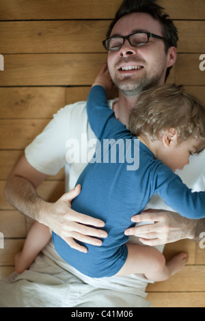 Vater und Kind Sohn umarmen, Porträt Stockfoto