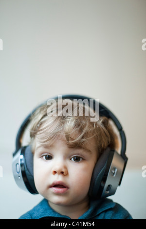 Kleinkind Jungen tragen Kopfhörer, portrait Stockfoto