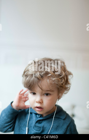 Kleinkind Jungen tragen Kopfhörer, portrait Stockfoto