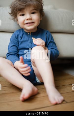 Kleiner Junge Essen Cookie, portrait Stockfoto