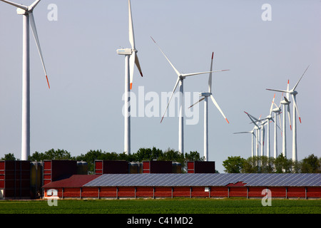 Windenergiepark entlang der Autobahn A 31near, großen Stall, bedeckt mit Solarzellen, solare Energiegewinnung, Rhede, Deutschland. Stockfoto