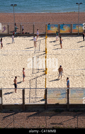 Blickte auf Menschen spielen Beach-Volleyball am Strand von Brighton im Mai Stockfoto