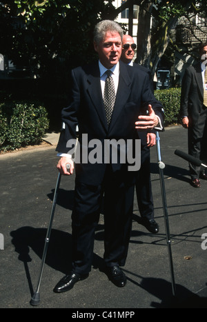 Präsident Bill Clinton auf Krücken im Weißen Haus in Washington, DC. Stockfoto