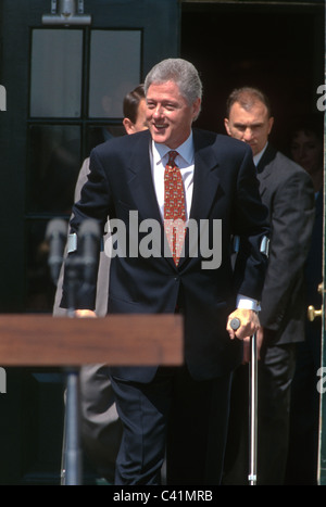 Präsident Bill Clinton auf Krücken im Weißen Haus in Washington, DC. Stockfoto