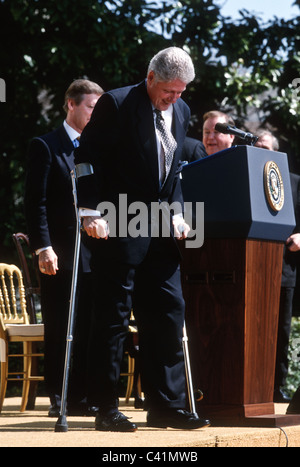 Präsident Bill Clinton auf Krücken im Weißen Haus in Washington, DC. Stockfoto