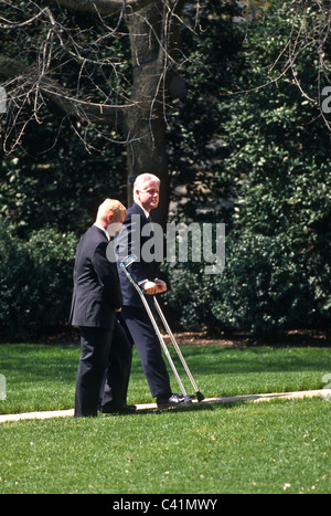 Präsident Bill Clinton auf Krücken im Weißen Haus in Washington, DC. Stockfoto