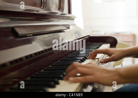 Weibes Hände spielt Klavier Stockfoto