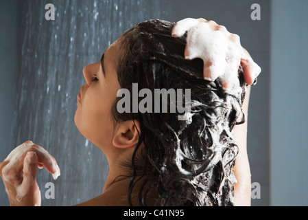 Waschen Sie ihre Haare in der Dusche Frau Stockfoto