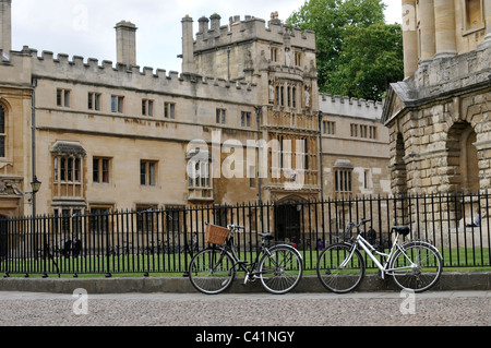 Radcliffe Camera und Brasenose College in Radcliffe Square, Oxfordshire, England, UK mit Fahrrädern gegen Geländer Stockfoto